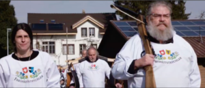 N. de la Vega in Trychlerkluft in einem Solidaritätsvideo für das geschlossene “Restaurant Pinte” neben Guido Arnold, Szenengrösse.